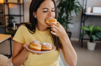 mujer come donut ultraprocesados