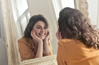 mujer sonriendo a un espejo